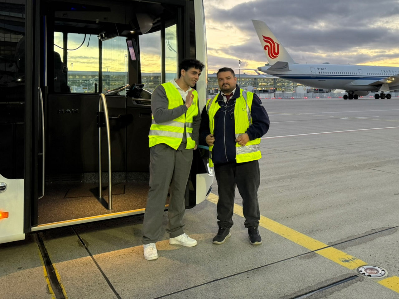 "Patrikant" und Profi: Patrik (links) lernt von Franz den Umgang mit Elektrobussen.